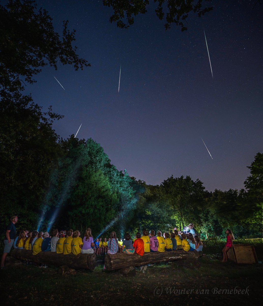 ☄️ De afgelopen dagen hadden we in ons dorp kindervakantieweek, activiteiten aan het eind van de zomervakantie. Eén van de avonden viel tijdens meteorenzwerm 'Perseïden'. Prachtige kans om iedereen hier iets over te vertellen en daarna als fotograaf wat plaatjes te maken!