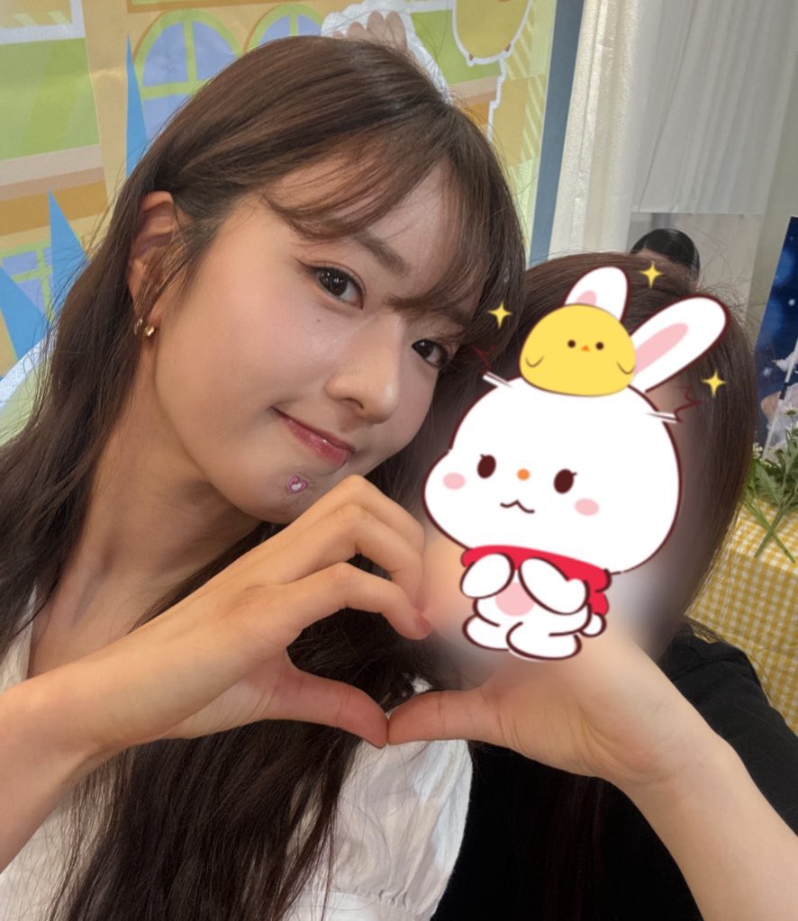 며칠전 카페에서 윤보ㅁl 자만추함..
제 여자랑 백만년만에 다시 만났다네요🙈