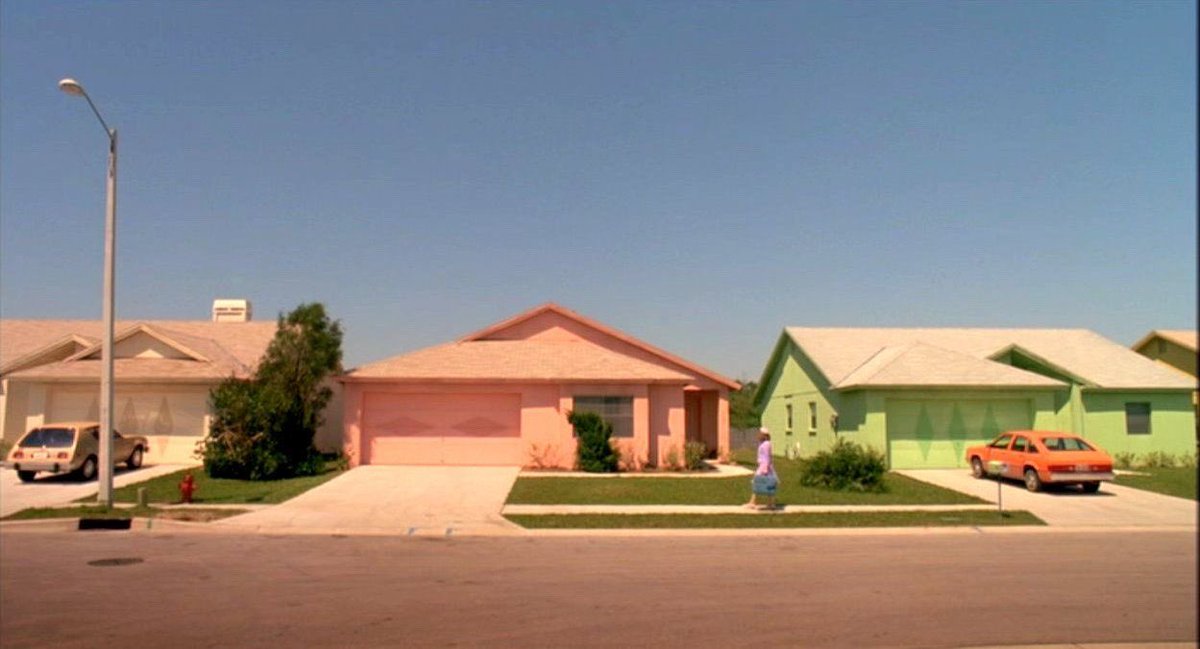 ComputerLove_'s tweet image. The pastel neighborhood in EDWARD SCISSORHANDS (1990)
