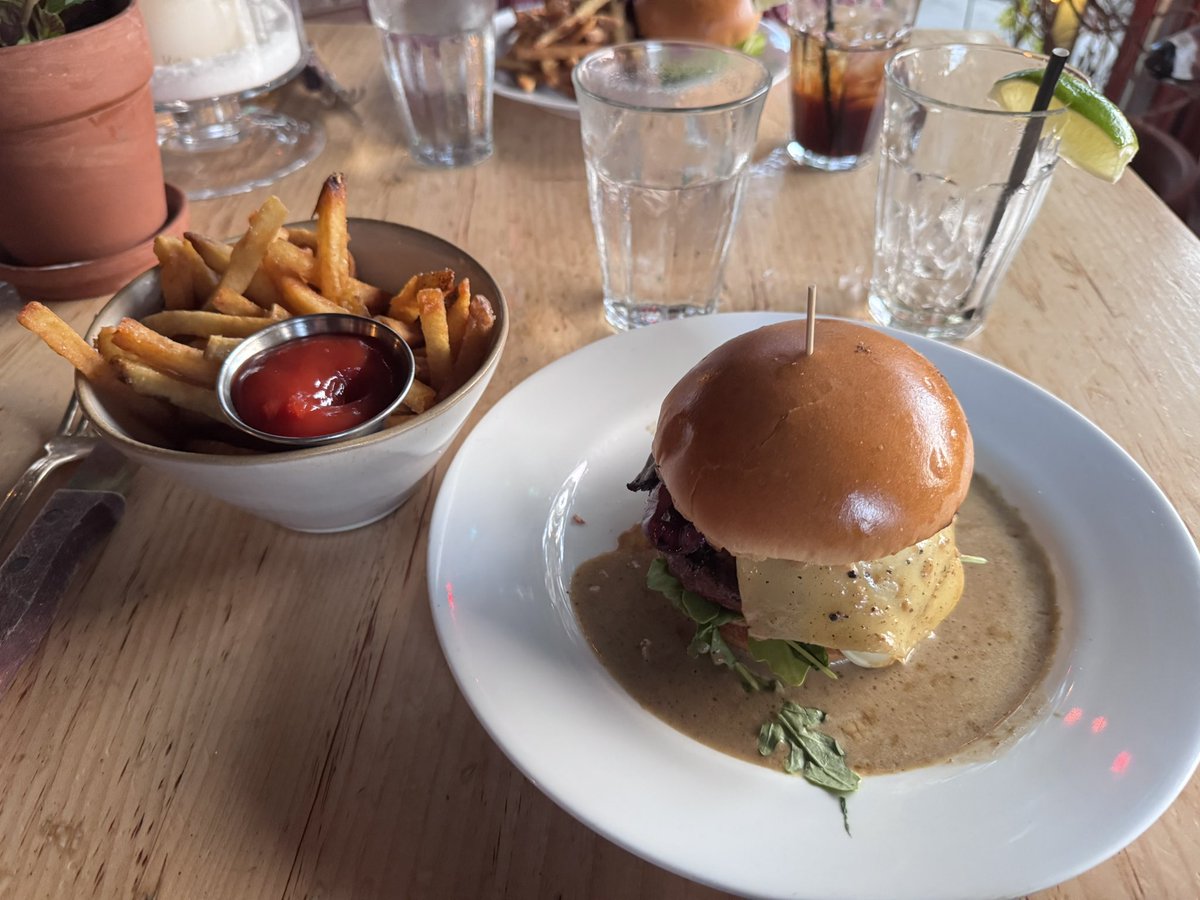 gerardodeicaza's tweet photo. Un gran #ViernesDeHamburguesa con el tocayo @gerardoschez1 
🍔 a la pimienta con papas buenísimas ambas 9/10. Pero el pastel de zanahoria de postre es épico un 11/10! https://t.co/AZsDlczqqT
