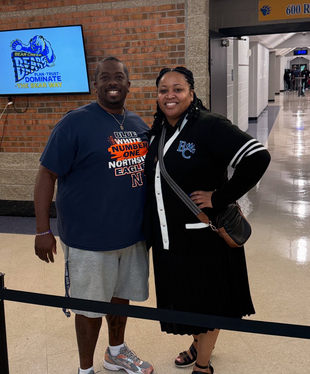 Armstrong_BCMS's tweet image. Late post: Shoutout to @williamsdo for stopping by to give me good vibes and smiles the first day of school. I’m thankful for the support system I have near and far.