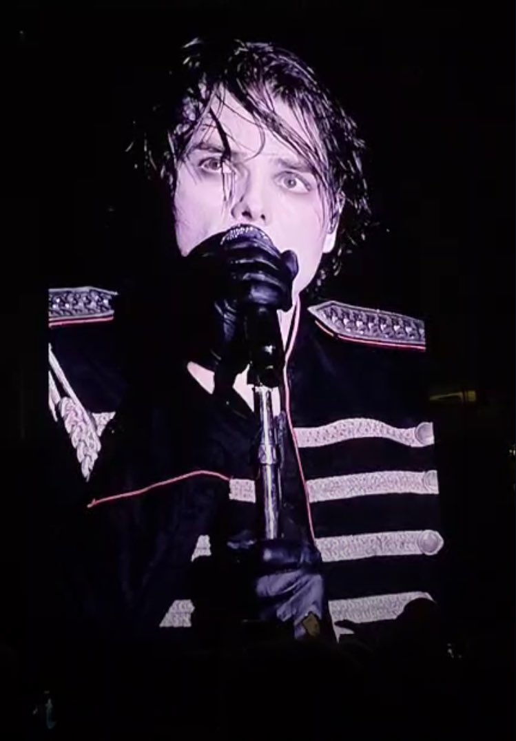 Okay miss eyes …. #MCRPHILLY
