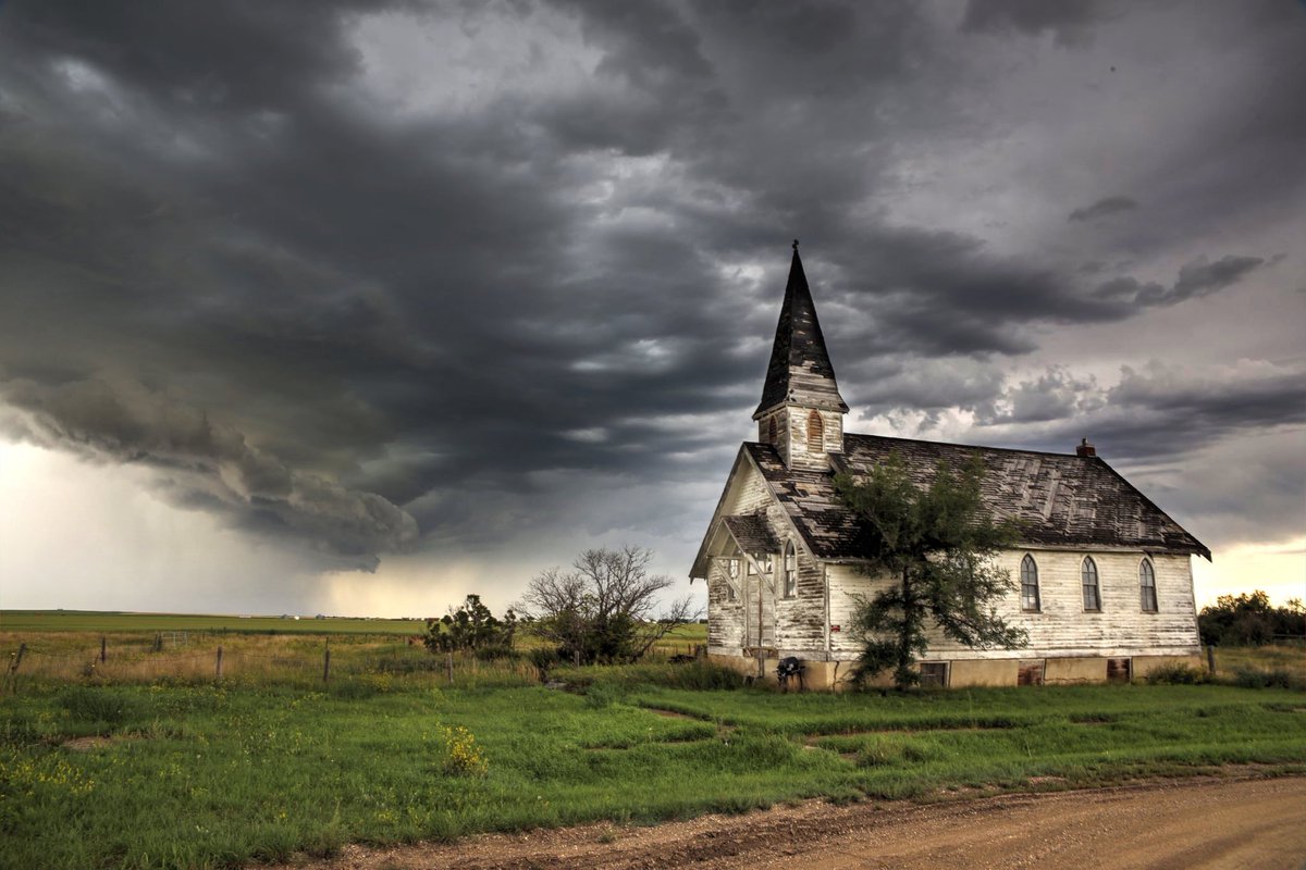 Skstormchaser's tweet image. Interested in seeing stunning storm scenery 12 months a year comment below and I will get you more info on my 2026 calendars #skstorm #saskatchewan #storm