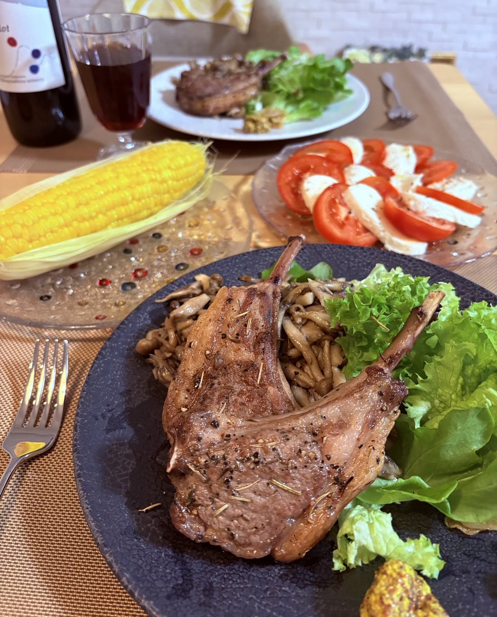teriteritera's tweet photo. 昨日の夜ごはん〜
・生ラムチョップ🐏💕
・カプレーゼ🍅🧀
・とうもろこし🌽
おいしかったぁ〜☺️
スーパーロピアで
生ラムを沢山買ってしまった、、
#おうちごはん https://t.co/srQXJLMYQN