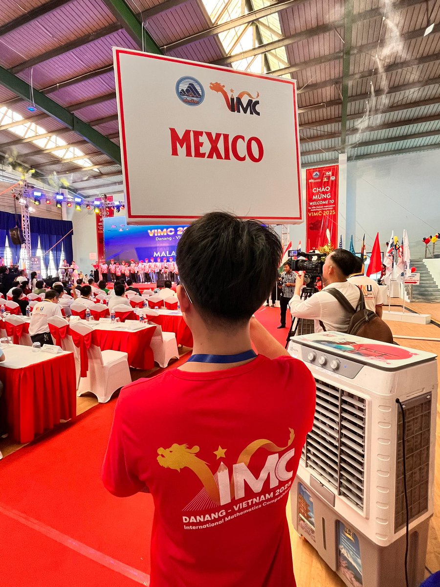 ommtw's tweet image. México en la inauguración de la International Mathematics Competition Vietnam 2025 #VIMC #VIMC2025. Que se oigan hasta allá las porras para nuestro semillero de primaria y secundaria que en unas horas realizará el examen. Es 4ta competencia internacional del año de la @ommtw 💪🏻🥳
