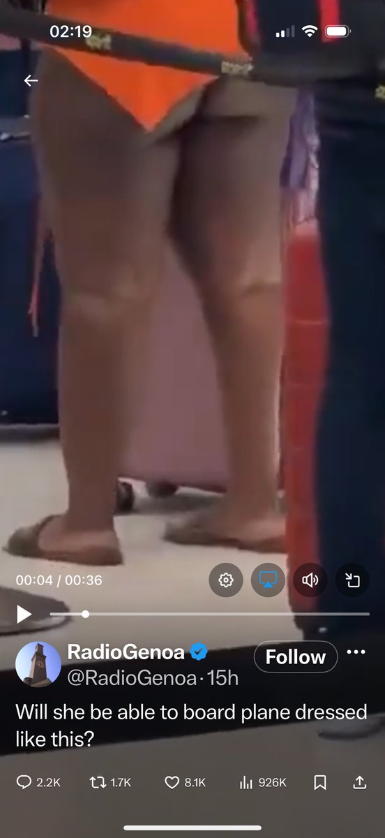 archemma's tweet photo. @elizatino @RadioGenoa If they are stretch leggings/pants why are they like this at the back of her knees? 🤔 https://t.co/YkW6FPuiRS