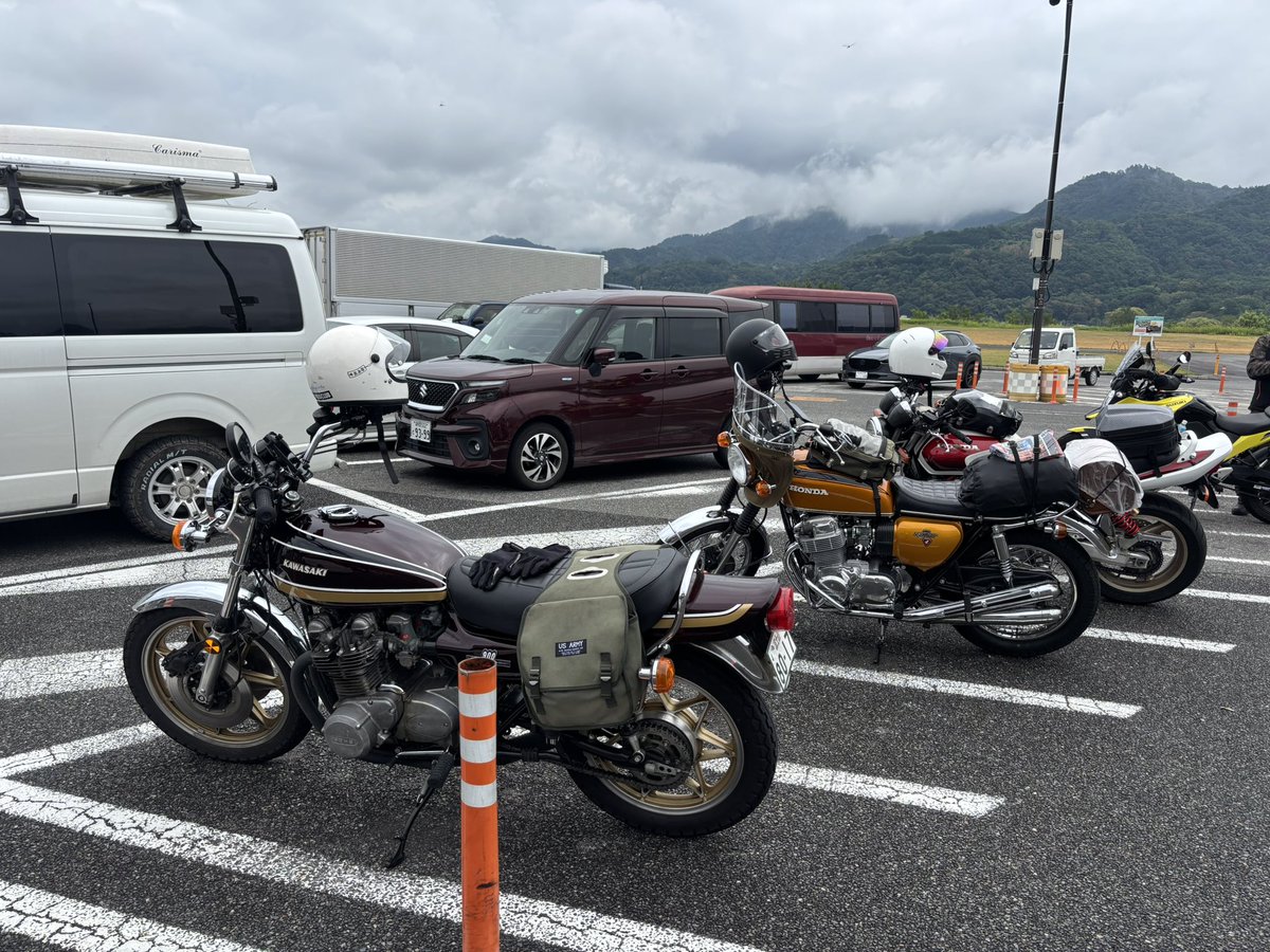 雨止んだ！
カッパ脱ぐ!降んなよ!