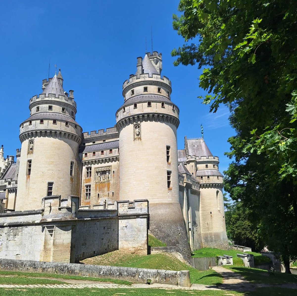 EleonoredeGroux's tweet image. Même si le monde va mal, j’ai décidé d’aller bien !