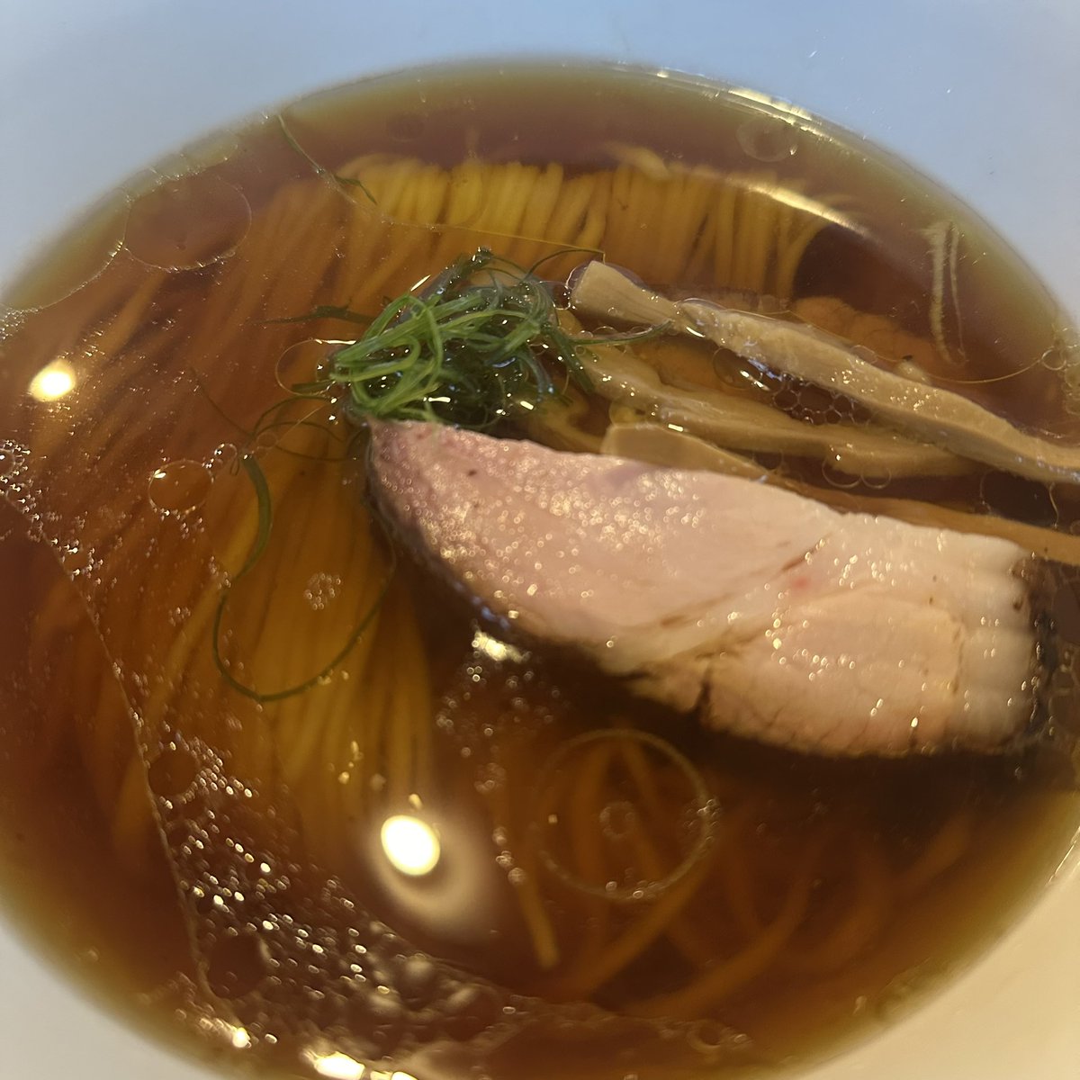 Ramen FeeL@青梅（7/13）

FeeL The 醤油らぁ麺

ツルツルモチっとしなやかな中細麺は啜り心地＆喉越し最高🍜
小麦の風味も良い🌾

芳醇でキレのある醤油に鶏豚の旨味も広がるスープめちゃ旨🐓
仄かな酸味や醤油の程良い主張、 後半はまろやかな印象に🤤

肉厚いい厚切り焼豚👌🏻

最高に美味しかった🌟