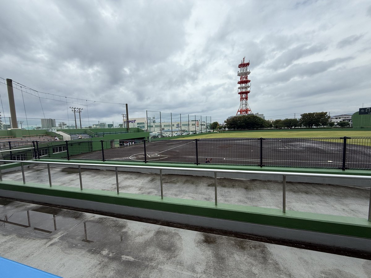 bb_am89's tweet photo. 初めましての沼津市営球場
なんとか雨が上がってよかった〜
2時間遅れで試合開始です⚾️ https://t.co/f4XHFwSJBj