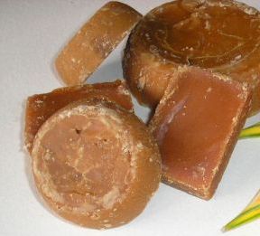 Anécdotas de mi juventud. 

Recuerdo cuando era muy adolescente y en mis viajes a  Caracas escuchaba vendedores ofrecer "Papelon" con limón, me intrigaba saber que era eso "Papelon" paso bastante tiempo antes de probarlo y descubrír entre risas que!

Era una toche panela 🤣🤣🤣😇