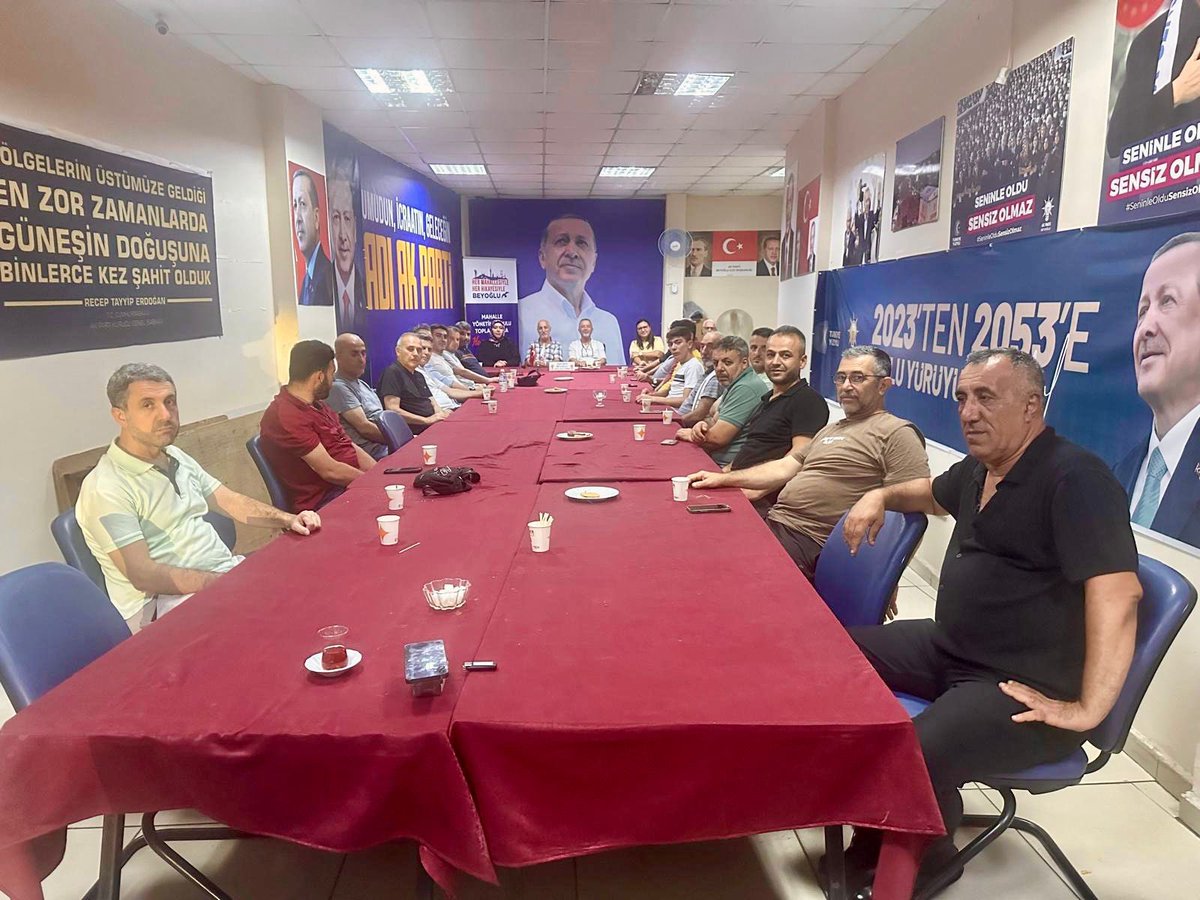 📍Her Mahallesiyle Beyoğlu 

Mahalle Seçim İşleri Başkanımız Selahattin Karahan riyasetinde, İlçe Tanıtım Medya Birim Başkanımız Özge Işık Yeşilırmak ve Bölge Koordinatörümüz Osman Ok’un katılımları ile Keçecipiri Mahalle Yönetim Kurulu Toplantımızı gerçekleştirdik.