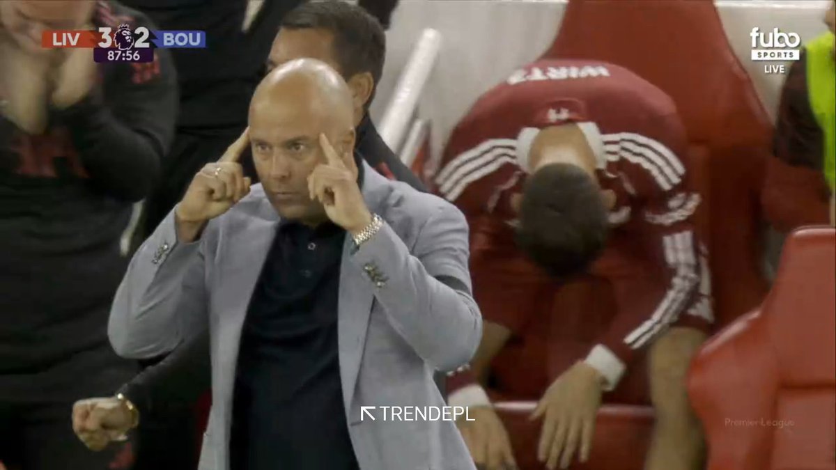 ايندو شتت الكورة ومش شايف هي رايحة فين اصلاً، نزلت قدام صلوحة المدافع خاف يلمسها تقريبًا عليه جن، صلاح استلم وقعد يظبطها لحد ما زهق راح شايطها وخلاص ف دخلت .. الداهية أرني سلوت ❤️