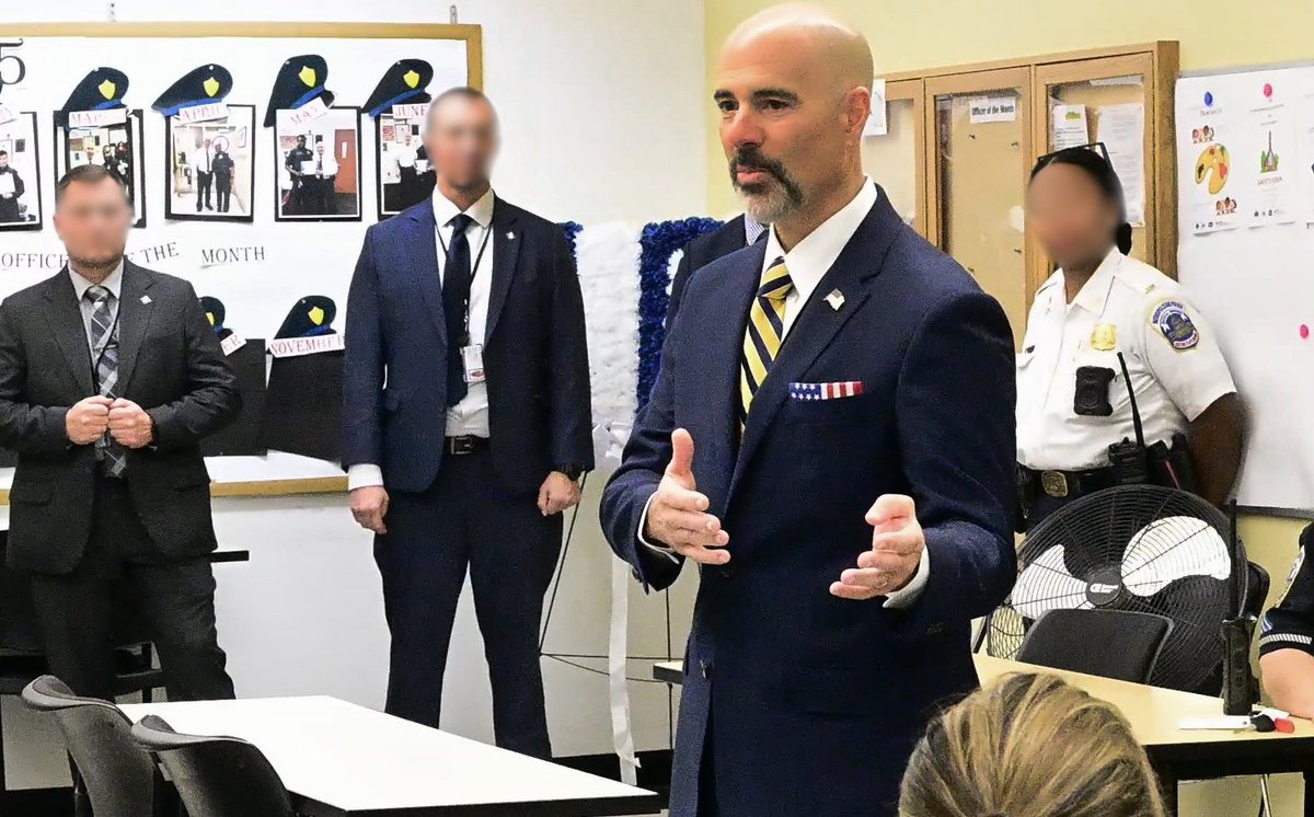 DEAHQ's tweet photo. 𝐑𝐎𝐋𝐋 𝐂𝐀𝐋𝐋: DEA Administrator and MPD Commissioner Terry Cole addresses the brave men and women of @DCPoliceDept during Roll Call this afternoon. #MakeDCSafeAgain #OpTakeBackAmerica #ProtectandServe #GodBlessLE #DEA
@WhiteHouse
@TheJusticeDept https://t.co/SSCQkwxwAx