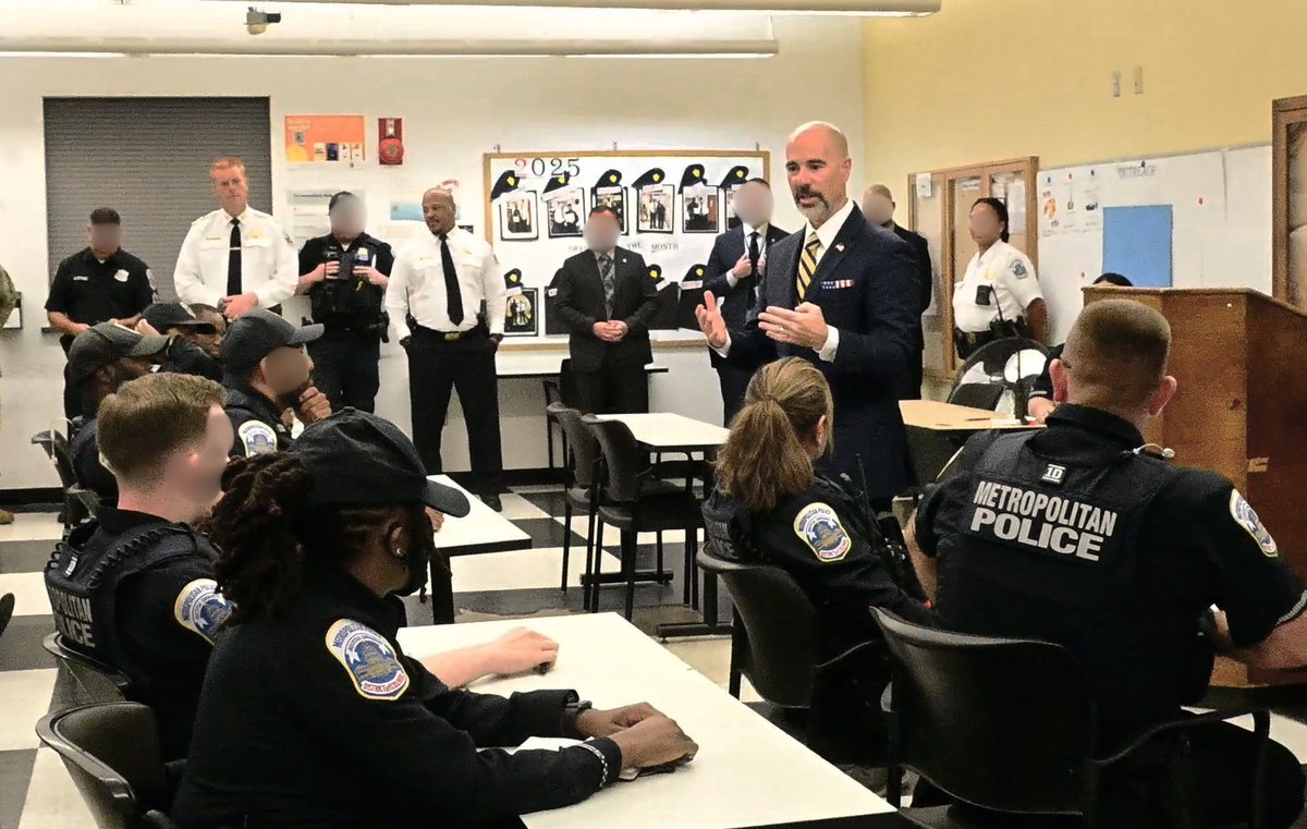 DEAHQ's tweet photo. 𝐑𝐎𝐋𝐋 𝐂𝐀𝐋𝐋: DEA Administrator and MPD Commissioner Terry Cole addresses the brave men and women of @DCPoliceDept during Roll Call this afternoon. #MakeDCSafeAgain #OpTakeBackAmerica #ProtectandServe #GodBlessLE #DEA
@WhiteHouse
@TheJusticeDept https://t.co/SSCQkwxwAx
