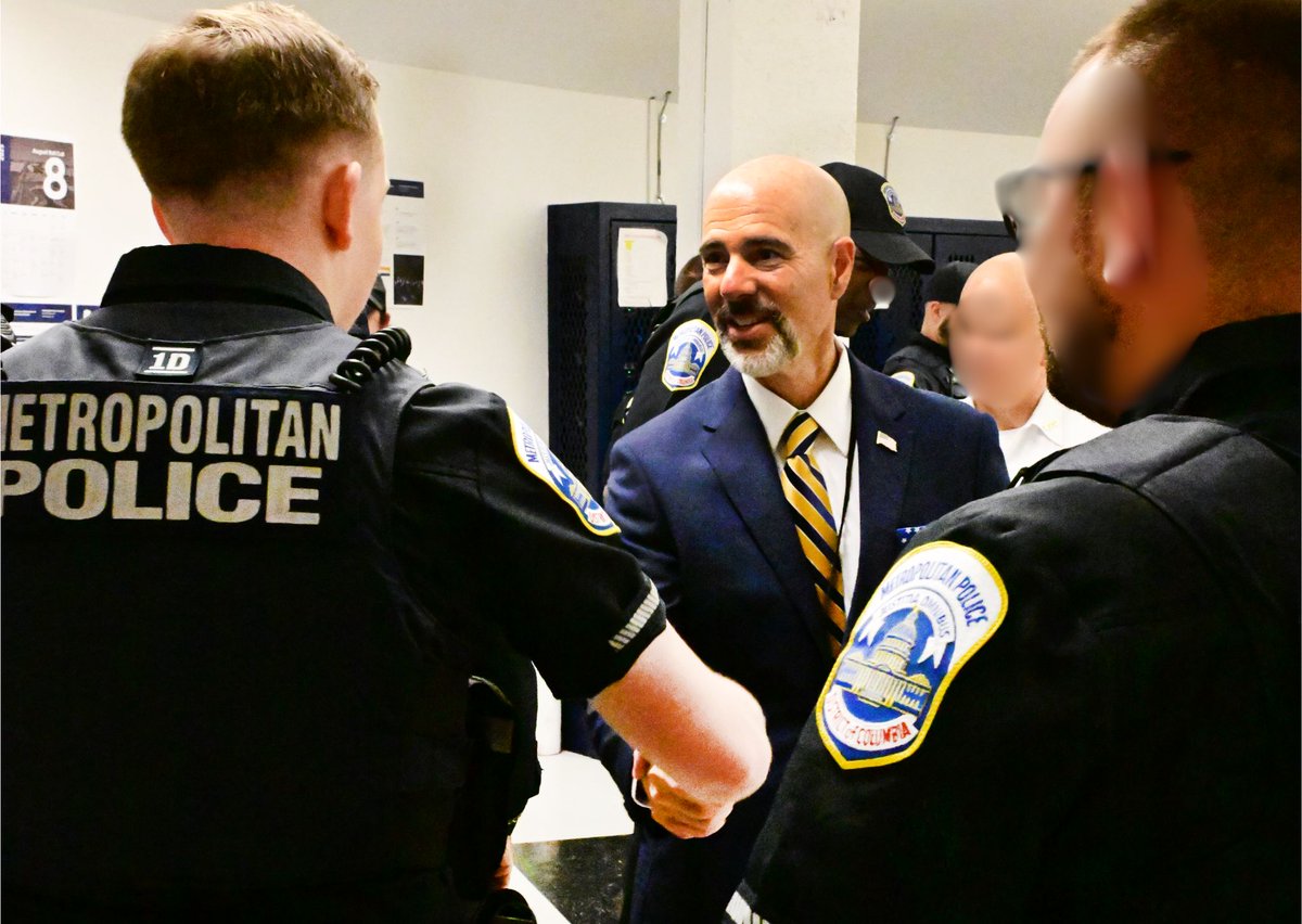 DEAHQ's tweet photo. 𝐑𝐎𝐋𝐋 𝐂𝐀𝐋𝐋: DEA Administrator and MPD Commissioner Terry Cole addresses the brave men and women of @DCPoliceDept during Roll Call this afternoon. #MakeDCSafeAgain #OpTakeBackAmerica #ProtectandServe #GodBlessLE #DEA
@WhiteHouse
@TheJusticeDept https://t.co/SSCQkwxwAx