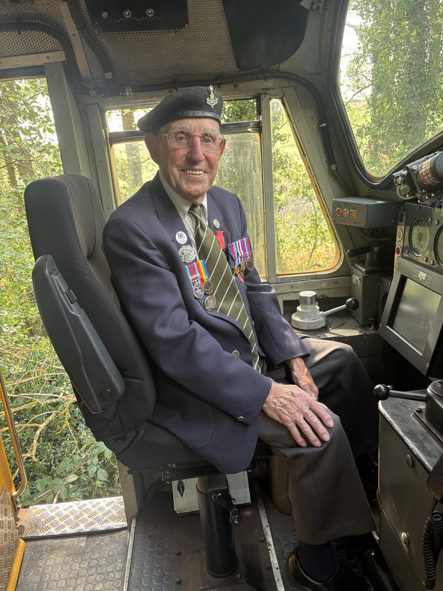 Ken Cooke the last member of York Normandy Veterans visited Barrow Hill Roundhouse today to comemorate VJ Day with the Deltic Preservation Society and Friends. Ken réad Binyons ‘ For the Fallen’ and Kohima Épitaph and rounded the day off by driving a Class 37 diesel locomotive.