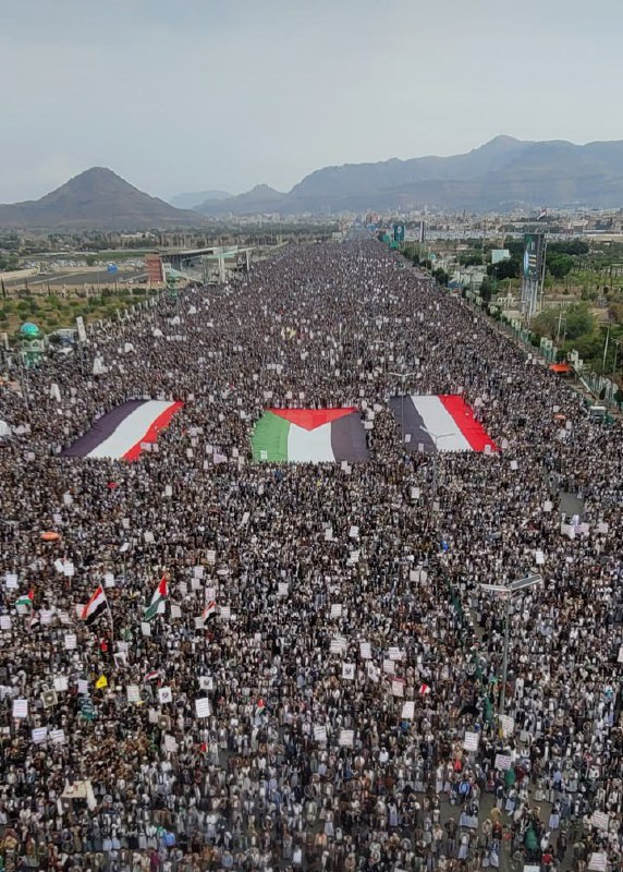 HispanTV_Brasil's tweet photo. Iemenitas foram às ruas da capital, Sanaa para participar de uma grande manifestação com um milhão de pessoas em solidariedade ao povo palestino em meio ao conflito e à crise humanitária em curso em Gaza, afetada pela ofensiva militar israelense apoiada pelos EUA

Fonte: HispanTV https://t.co/LK0VVMbCbF