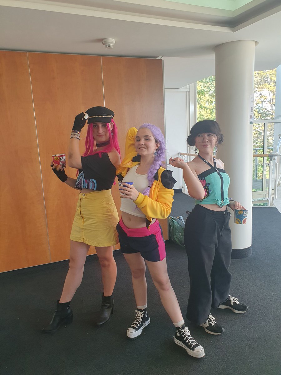 More cute cosplay pics ig
Don't mind us looking a bit ruined, it was the end of the con
#cosplay #KPOPDEMONHUNTERS