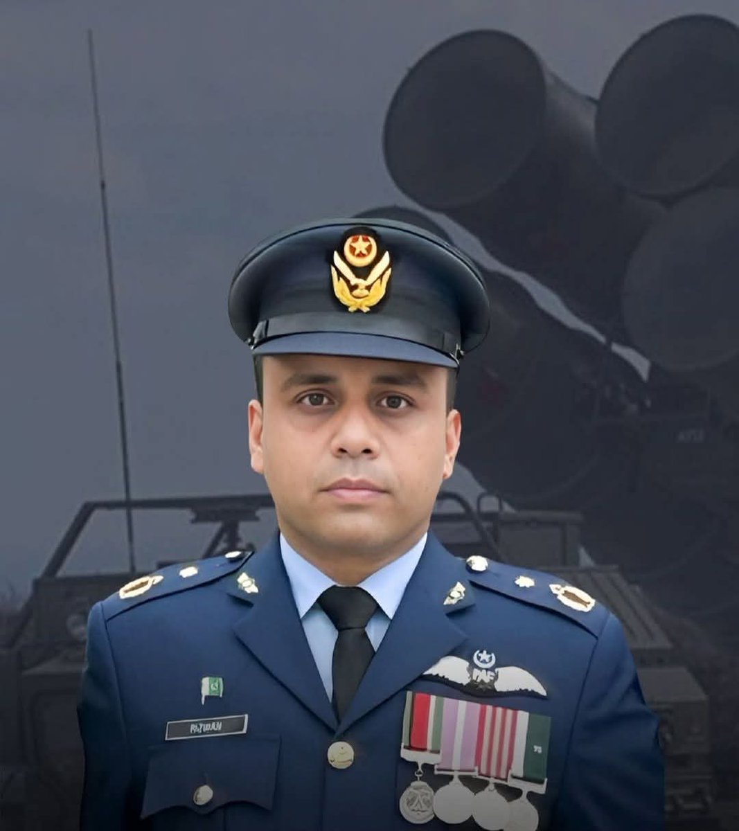 یہ ہیں پاکستان 🇵🇰 کے ہیرو اور PAF کے جری شاہین ونگ کمانڈر ملک رضوان الحق افتخار جنہوں نے انتہائی جرات اور مہارت سے اپنے JF-17 تھنڈر سے پرواز کرتے ہوۓ، مختصر ریڈار سگنلز کیساتھ بہترین اسٹیلتھ حربے استعمال کیئے اور دشمن کی نظروں سے اوجھل رہتے ہوۓ انتہائی درستگی اور مہارت کے ساتھ