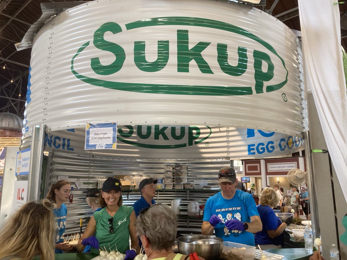 It’s hot at the State Fair. The Governor is handing out hard boiled eggs with the Iowa Egg Council. ⁦<a href="/SukupMfg/">Sukup Manufacturing Co.</a>⁩