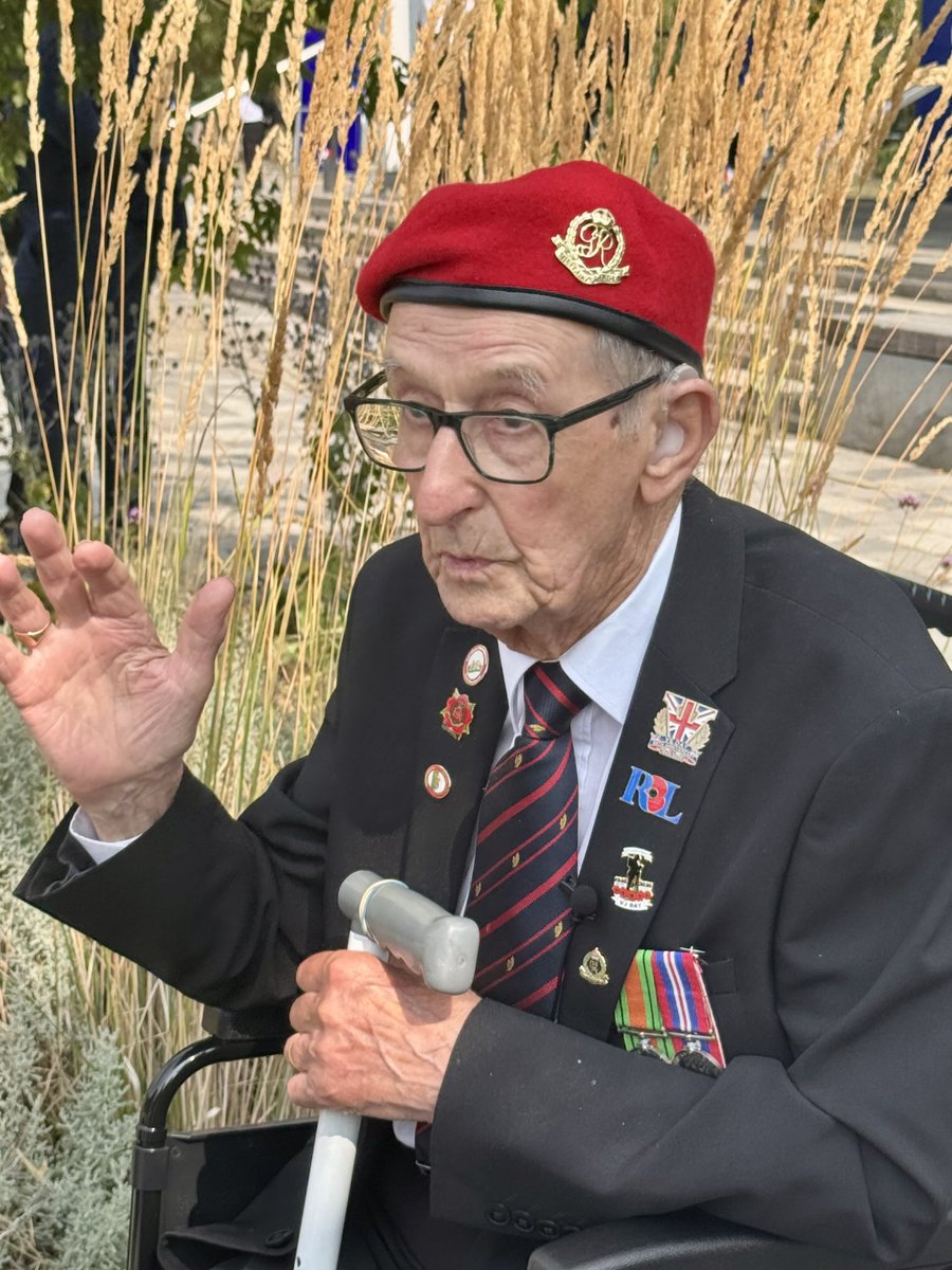 105-year old veteran Owen Filer at the VJ Day commemorations at the National Memorial Arboretum. He served with the Military Police in India, and he read the Kohima Epitaph at today’s VJ Day service. From Cwmbran, he’s also the oldest man in Wales. 🏴󠁧󠁢󠁷󠁬󠁳󠁿 #VJDay #WW2