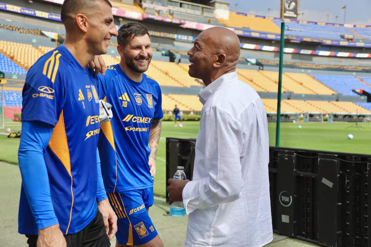 🔝🐯 Hoy nos engalanamos con una visita especial, nuestro querido Jerónimo Barbadillo visitó el entrenamiento para conocer a Ángel Correa, entregar el histórico número 7 de Tigres y desearle lo mejor a él y al equipo en esta nueva etapa.

¡Qué grande, 'Patrulla'! 🚔💛👏🏼