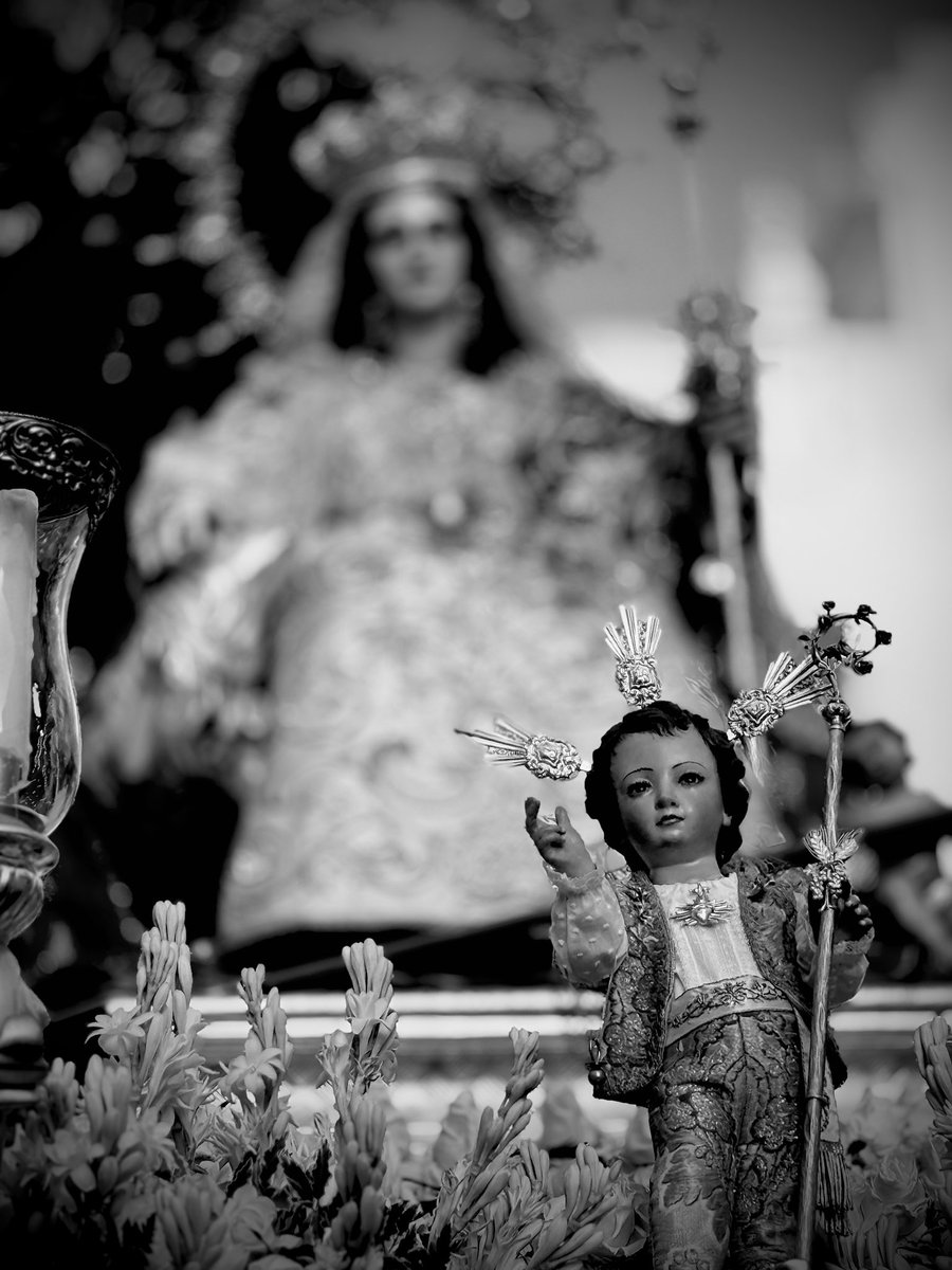 #LaPueblaEnSanFernando | La Divina Pastora Coronada de <a href="/HdadPastora_Sf/">Divina Pastora - San Fernando</a> abandona la calle Méndez Núñez en la noche de este 15 de agosto.

🎶 “Virgen de los Reyes”
🎶 “Cuando pasa la Esperanza”
🎶 “Rocío”
🎶 “Aquella Virgen”