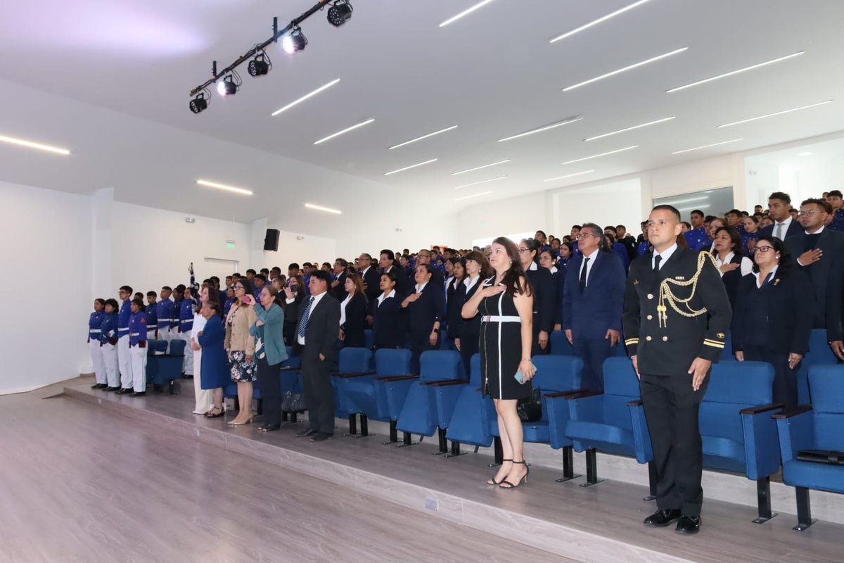 lnavalquitorc's tweet photo. 𝗗𝗲𝘃𝗲𝗹𝗮𝗰𝗶𝗼́𝗻 𝗱𝗲 𝗽𝗹𝗮𝗰𝗮 - 𝗛𝗼𝗺𝗲𝗻𝗮𝗷𝗲 𝗮 𝗹𝗮 𝗲𝘅𝗰𝗲𝗹𝗲𝗻𝗰𝗶𝗮
En colaboración con la 𝗔𝗿𝗺𝗮𝗱𝗮 𝗱𝗲𝗹 𝗘𝗰𝘂𝗮𝗱𝗼𝗿, el LNQ rindió un emotivo homenaje a la Srta. María Sol Naranjo, Brigadier Capitán año lectivo 2024-2025 https://t.co/4DghALU9YF