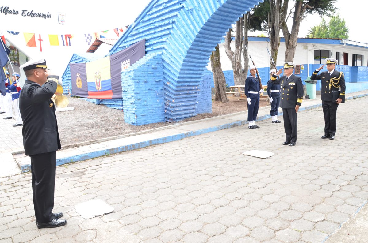 lnavalquitorc's tweet photo. 𝗗𝗲𝘃𝗲𝗹𝗮𝗰𝗶𝗼́𝗻 𝗱𝗲 𝗽𝗹𝗮𝗰𝗮 - 𝗛𝗼𝗺𝗲𝗻𝗮𝗷𝗲 𝗮 𝗹𝗮 𝗲𝘅𝗰𝗲𝗹𝗲𝗻𝗰𝗶𝗮
En colaboración con la 𝗔𝗿𝗺𝗮𝗱𝗮 𝗱𝗲𝗹 𝗘𝗰𝘂𝗮𝗱𝗼𝗿, el LNQ rindió un emotivo homenaje a la Srta. María Sol Naranjo, Brigadier Capitán año lectivo 2024-2025 https://t.co/4DghALU9YF