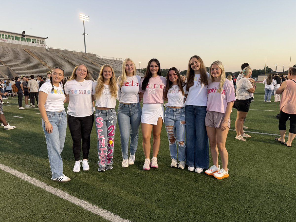 Senior sunrise ☀️ for these soccer seniors! Excited for a great year! ❤️🤍
