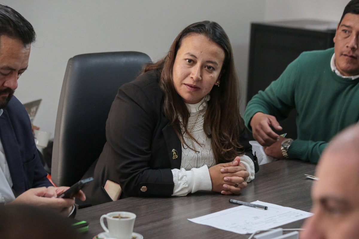 #AEstaHora 🔴 | La viceministra de Asuntos Agropecuarios, <a href="/GeidyOrtegaT/">GeidyOrtegaT</a>, se reúne con delegados de las principales centrales de abastos del país 🇨🇴 para hablar de sistema de información de abastecimiento, mecanismos de regulación de excedentes agropecuarios, metrología y
