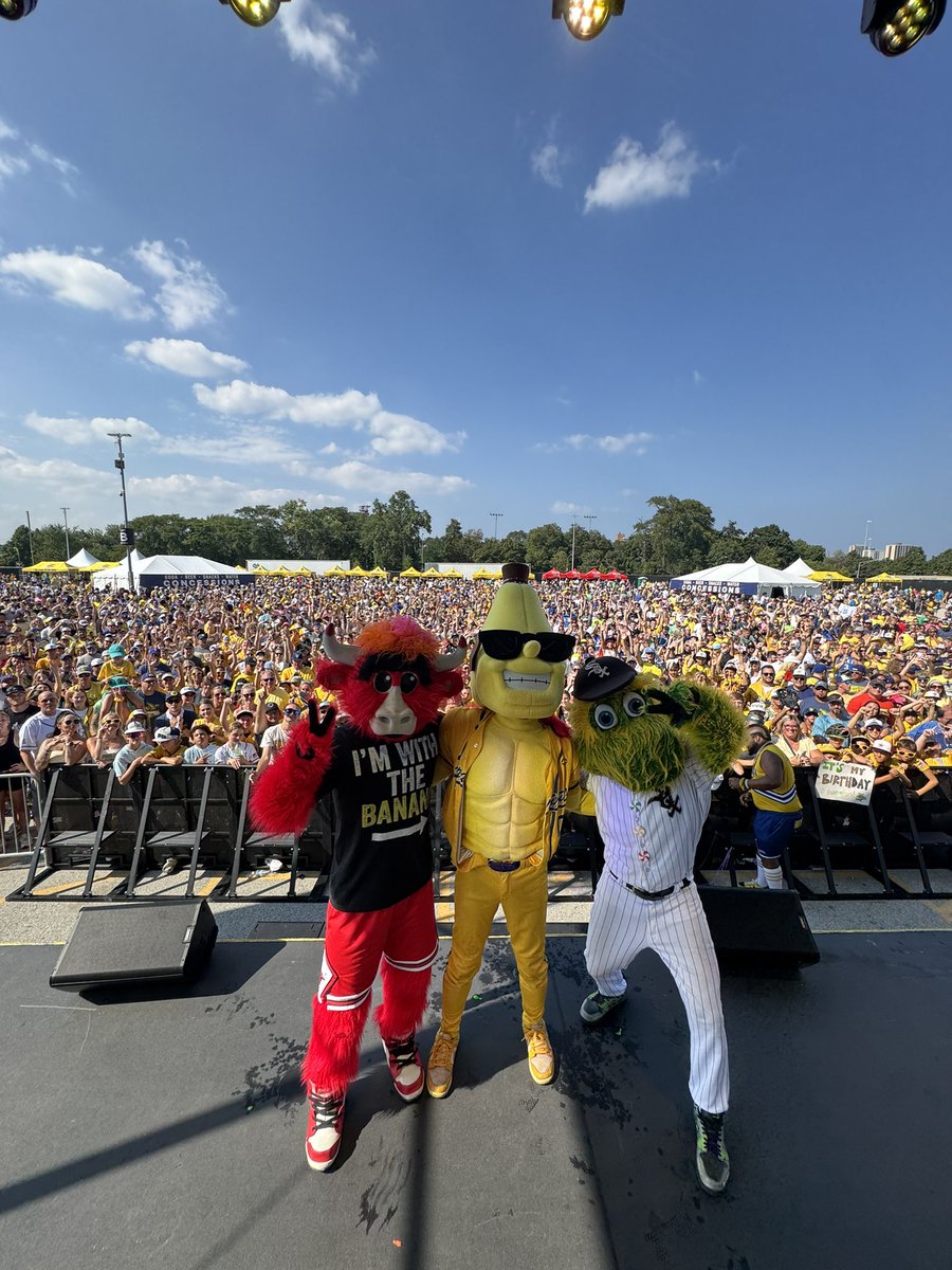 This crowd is BENanas, B-E-N-A-N-A-S 🍌

<a href="/TheSavBananas/">Savannah Bananas</a> <a href="/kingofpotassium/">Split</a> <a href="/Southpaw/">Southpaw</a>