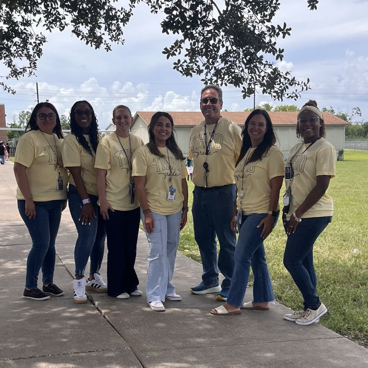JeterElem's tweet image. Team spirit is strong with our 3rd grade crew! 🙌 Rocking matching shirts because teamwork makes the dream work! #wildaboutlearning #allinalvinisd