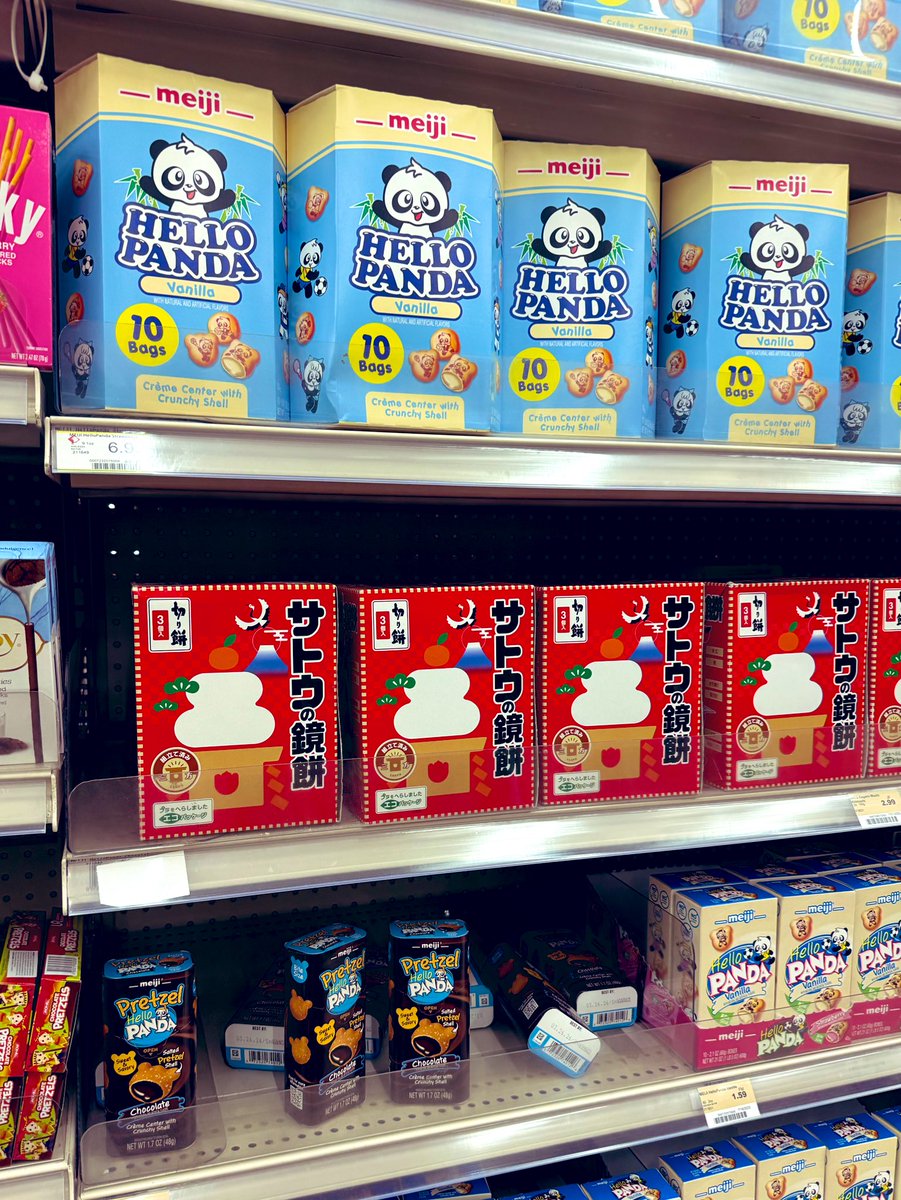 owren123's tweet photo. Halo haloを作ろうとSeafood Cityに行ったら、おやつ売り���に鏡餅。アイス売り場にもミニ鏡餅。8月なのにどういうこと？フィリピンで鏡餅ブーム？しかも餅アイスと一緒に売られてるけど、これ冷凍のままかじったら歯が折れるんじゃ🤣 https://t.co/laxig95lqD