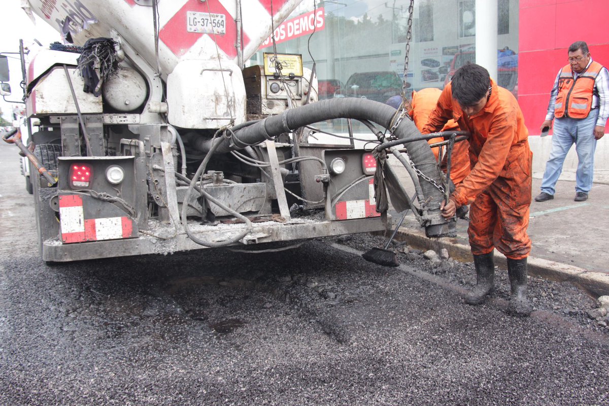 Con #BacheAndo🦺Puebla no nos detenemos. 👊🏼

Hoy supervisé los trabajos de las cuadrillas de bacheo, atendiendo de primera mano los reportes que nos comparten las y los poblanos, como lo instruye el alcalde <a href="/pepechedrauimx/">Pepe Chedraui 🇲🇽</a>. 

Gracias al regidor <a href="/leobardorj/">Leobardo Rodríguez Juárez</a> por sumarse a esta