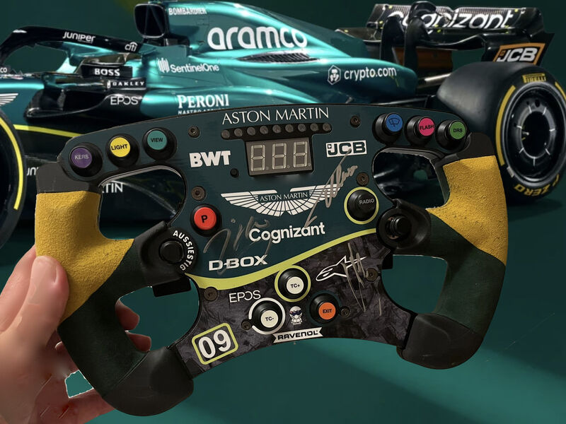 Here's a look at a custom wheel from one of Fanatec's own, <a href="/AussieStig_/">Sim Racing</a>!

This OG Formula wheel has been kitted out with an <a href="/AstonMartinF1/">Aston Martin Aramco F1 Team</a> sticker AND signatures from <a href="/alo_oficial/">Fernando Alonso</a> and <a href="/lance_stroll/">Lance Stroll</a> 💚