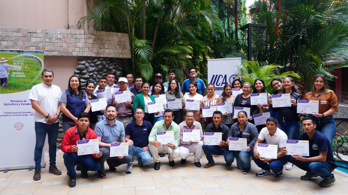 AgriculturaEc's tweet photo. 🌱🤝 Fortaleciendo capacidades para el campo ecuatoriano

#Guayas | Desde el MAG acompañamos al proyecto #DESATAR que, con el apoyo del @IICAEcuador, culminó exitosamente el Curso de Formación de Facilitadores en Metodologías de Escuelas de Campo para Agricultores.

🎓 28 productores y productoras, representantes de diversas organizaciones agroproductivas, recibieron su diploma tras completar un proceso de capacitación que:
✅ Fortaleció las capacidades técnicas y metodológicas de las asociaciones beneficiarias.
✅ Entregó herramientas en Buenas Prácticas Agrícolas, adaptables a cada territorio.
✅ Desarrolló las bases para formar y guiar a otros agricultores.

¡Un paso más hacia un sector agrícola sostenible, competitivo y con más oportunidades para nuestros productores! 💪🌾

#ElNuevoEcuador