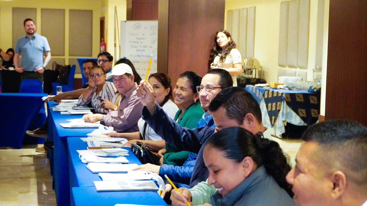AgriculturaEc's tweet photo. 🌱🤝 Fortaleciendo capacidades para el campo ecuatoriano

#Guayas | Desde el MAG acompañamos al proyecto #DESATAR que, con el apoyo del @IICAEcuador, culminó exitosamente el Curso de Formación de Facilitadores en Metodologías de Escuelas de Campo para Agricultores.

🎓 28 productores y productoras, representantes de diversas organizaciones agroproductivas, recibieron su diploma tras completar un proceso de capacitación que:
✅ Fortaleció las capacidades técnicas y metodológicas de las asociaciones beneficiarias.
✅ Entregó herramientas en Buenas Prácticas Agrícolas, adaptables a cada territorio.
✅ Desarrolló las bases para formar y guiar a otros agricultores.

¡Un paso más hacia un sector agrícola sostenible, competitivo y con más oportunidades para nuestros productores! 💪🌾

#ElNuevoEcuador
