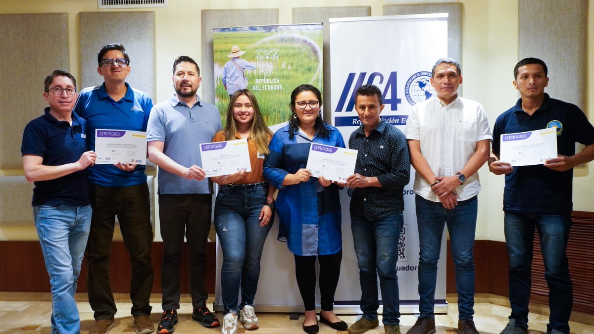 AgriculturaEc's tweet photo. 🌱🤝 Fortaleciendo capacidades para el campo ecuatoriano

#Guayas | Desde el MAG acompañamos al proyecto #DESATAR que, con el apoyo del @IICAEcuador, culminó exitosamente el Curso de Formación de Facilitadores en Metodologías de Escuelas de Campo para Agricultores.

🎓 28 productores y productoras, representantes de diversas organizaciones agroproductivas, recibieron su diploma tras completar un proceso de capacitación que:
✅ Fortaleció las capacidades técnicas y metodológicas de las asociaciones beneficiarias.
✅ Entregó herramientas en Buenas Prácticas Agrícolas, adaptables a cada territorio.
✅ Desarrolló las bases para formar y guiar a otros agricultores.

¡Un paso más hacia un sector agrícola sostenible, competitivo y con más oportunidades para nuestros productores! 💪🌾

#ElNuevoEcuador
