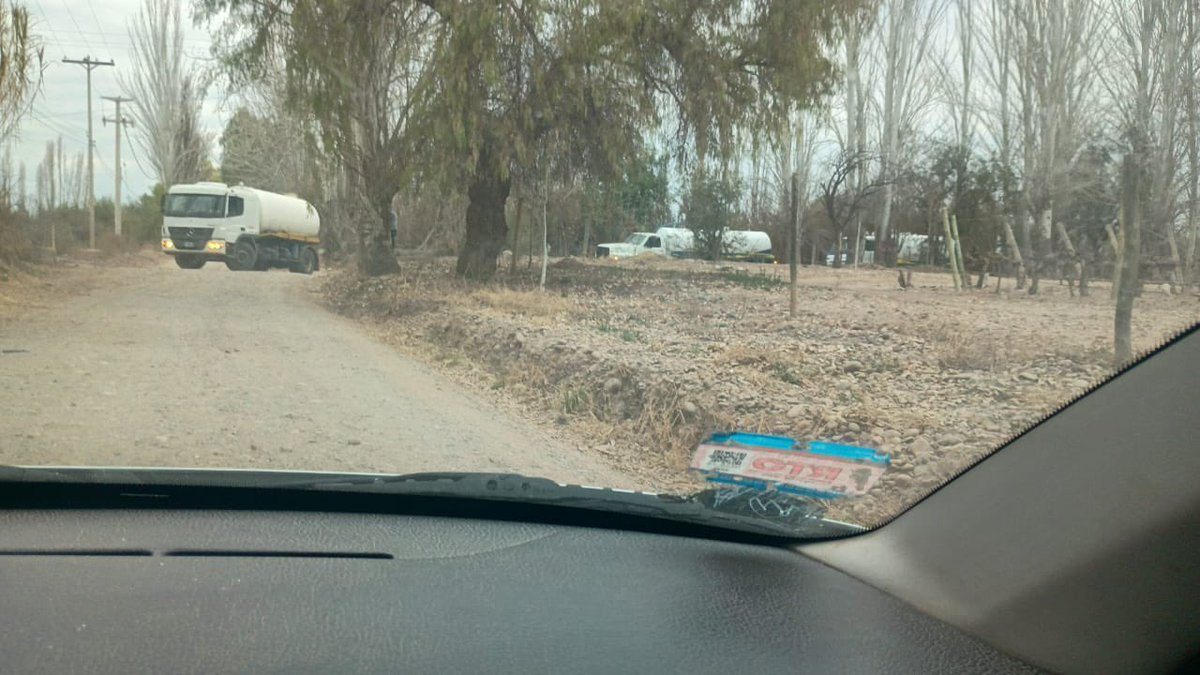 blascomlaura's tweet photo. Camiones tirando desechos cloacales en calle Zapiola de Luján @MATIPASCUALETTI @mdzol @MuniLujanDeCuyo @estebanallasino @radionihuil https://t.co/auevzGR9RR