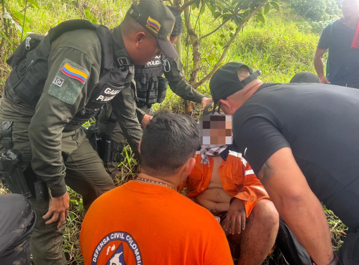 RafaelaCortesZ's tweet photo. Encontrado con vida y capturados los presuntos responsables de la desaparición de David Santiago Daza Reina, joven de 18 años quien fue retenido por ciudadanos extranjeros en la zona alta de Villavicencio hace tres días. Todo mi agradecimiento al @GaulaPolicia @PoliciaColombia @PoliciaMeta quienes desde el día uno de su desaparición, reaccionaron con total efectividad y contundencia, lo cual ha permitido encontrarlo hoy. En este momento está siendo atendido y estabilizado por la @DefensaCivilCo, en el lugar donde lo arrojaron y muy pronto estará de nuevo con su familia.