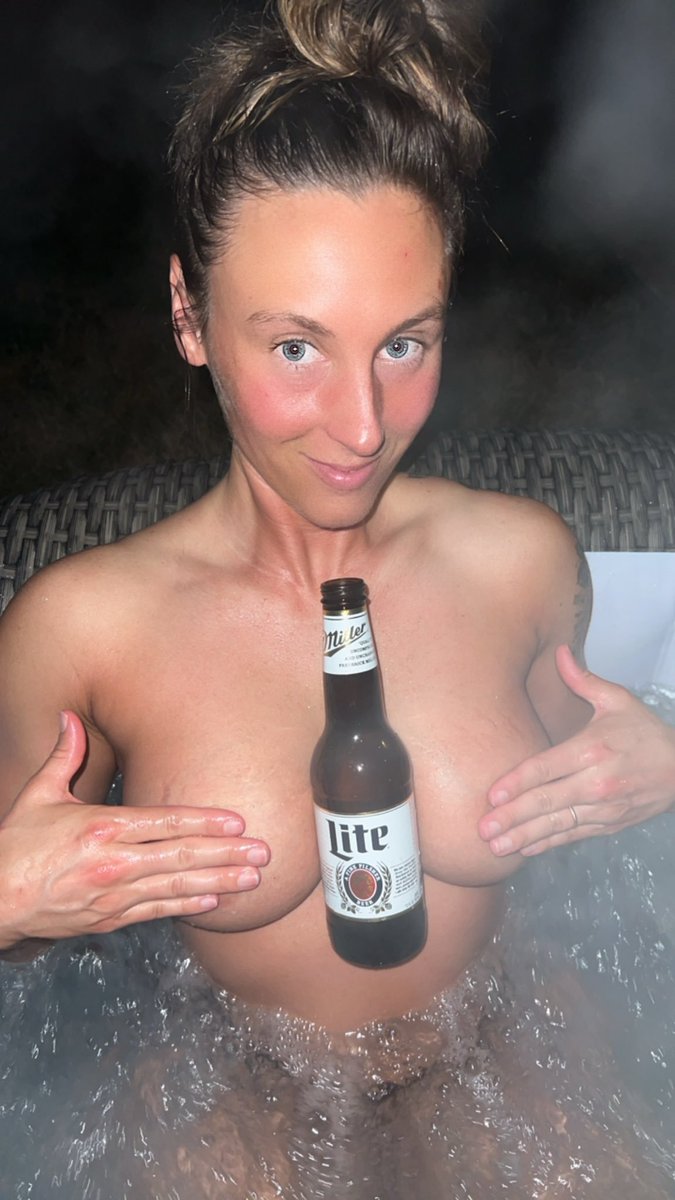 Who’s down for a drink tonight? 🍻 Might just let the bottle lead us into a little mischief after 😉 <a href="/mommysfuntime/">Khloe Kreamer</a> Cheers, lads! 🍺