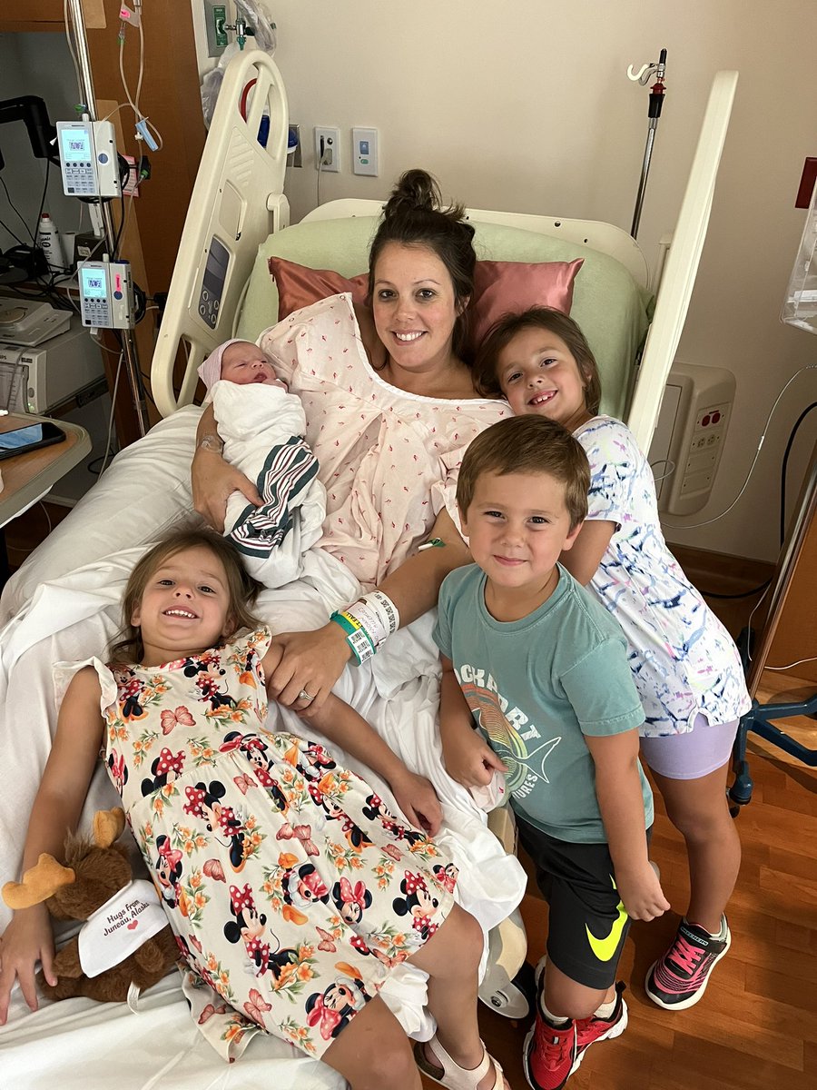 coach_bestes's tweet image. Blessed to add to the family! Baby Brody made his debut today! #Bestes4 #Familyof6