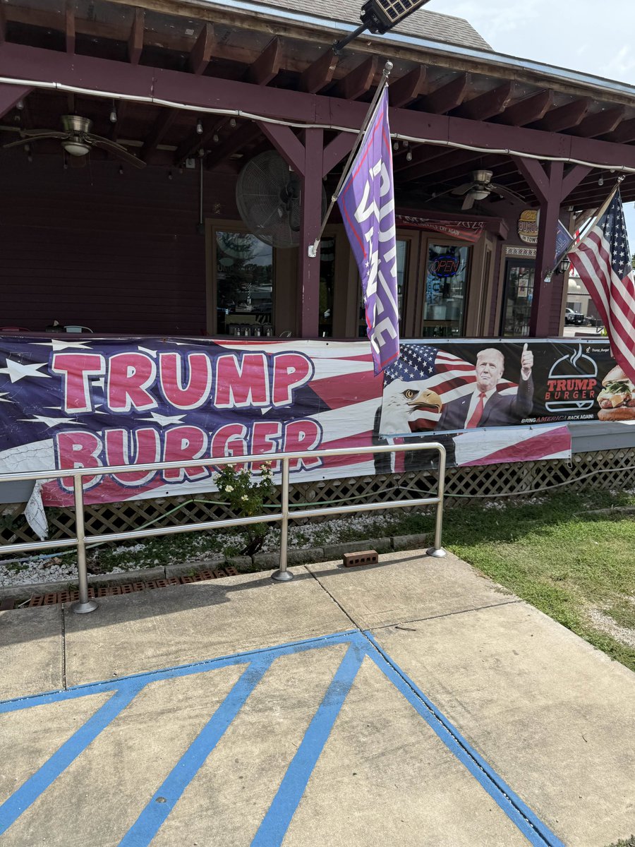 ciaralors's tweet photo. Here’s some lunch weats #TrumpBurger https://t.co/ISTdSzXcuS