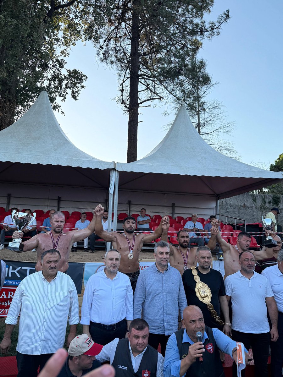 Şile Bıçkıdere Yağlı Güreşleri’nde 32 başpehlivanın kıyasıya mücadele ettiği müsabakalarda, Çatalca Belediyespor’umuzun sporcusu Yıldıray Pala başpehlivanlık unvanını kazandı.

Sporcumuzu, antrenörlerini ve emeği geçen herkesi gönülden tebrik ediyor, başarılarının devamını