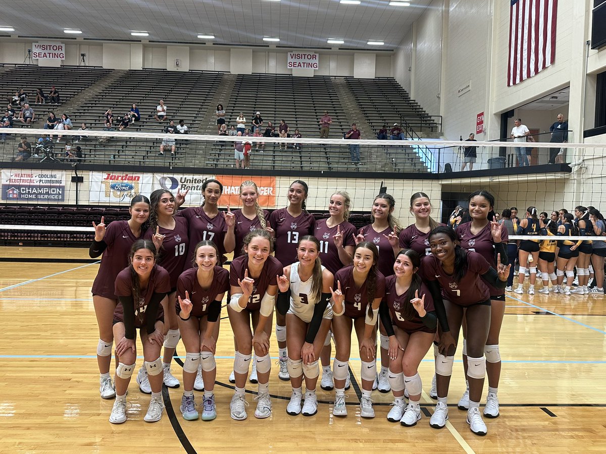 Varsity goes 3-0 in Day 1 of the NEISD/NISD tournament. 🐺❤️