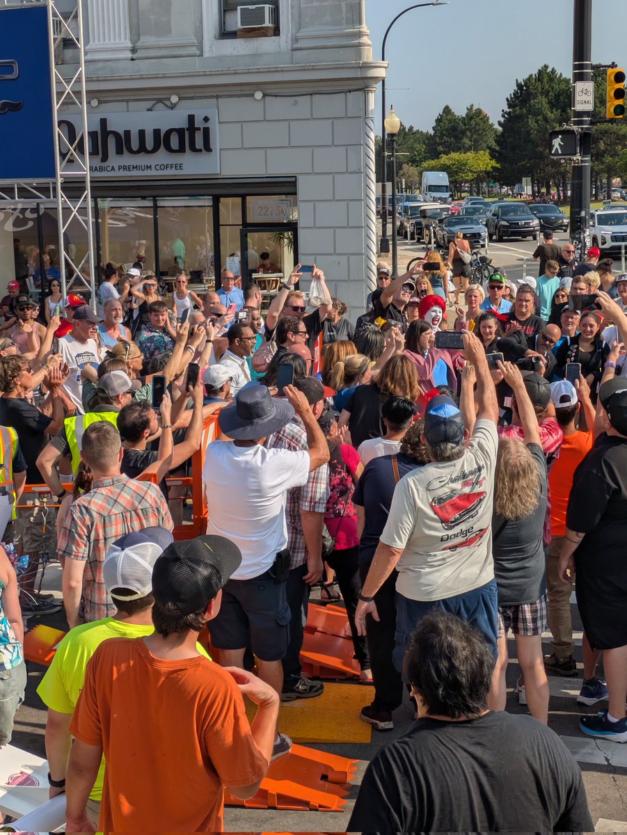 Big crowd as the ribbon is cut in Ferndale to kick off the Woodward Dream Cruise! If you look closely, you can spot Ronald McDonald there. LIVE traffic continues on <a href="/WWJ950/">WWJ 950</a>. #wdc #woodwarddreamcruise