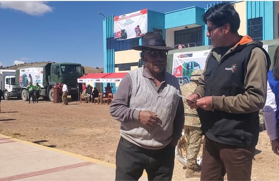 SunarpOficial's tweet photo. NoticiasSunarp | 📢 A través de la #SunarpPuno participamos en la 2.ª caravana multisectorial “PIAS Terrestres” en Huantacachi Chila, #Puno, llevando orientación técnico registral a zonas de difícil acceso y promoviendo la seguridad jurídica en comunidades vulnerables. 🤝 https://t.co/ODgHnEoLRl