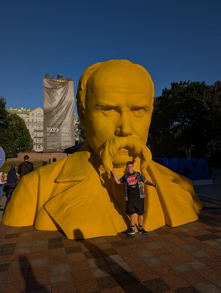 Схопив мужчину за вуса😌